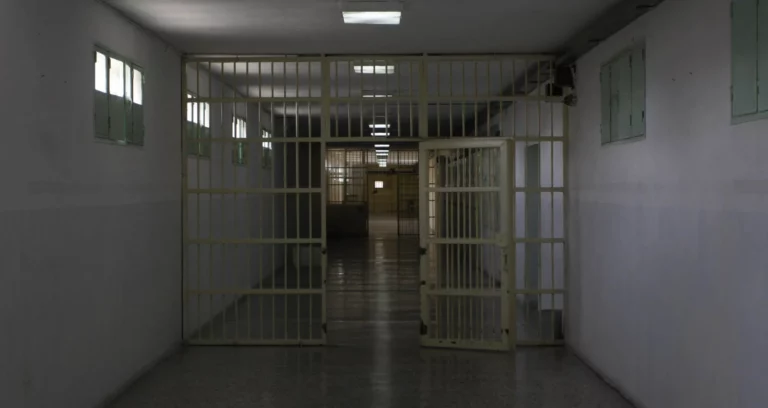 Κύκλωμα παράνομων συνταγογραφήσεων: Προφυλακίστηκαν ένας γιατρός και ένας φαρμακοποιός – Ελεύθεροι οι άλλοι πέντε κατηγορούμενοι