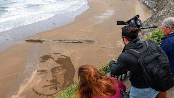 Ισπανία: Καλλιτέχνης «ζωγραφίζει» στην άμμο πορτρέτα θρύλων της μουσικής