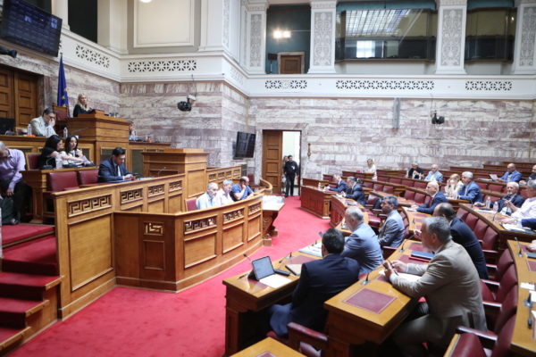 Κόντρα Κυρανάκη – Λυμπερόπουλου στη Βουλή: «Σταματήστε να συκοφαντείτε όποιον διαφωνεί μαζί σας» – «Θα μας αναγκάσει να ξεπουλήσουμε τις άδειες»