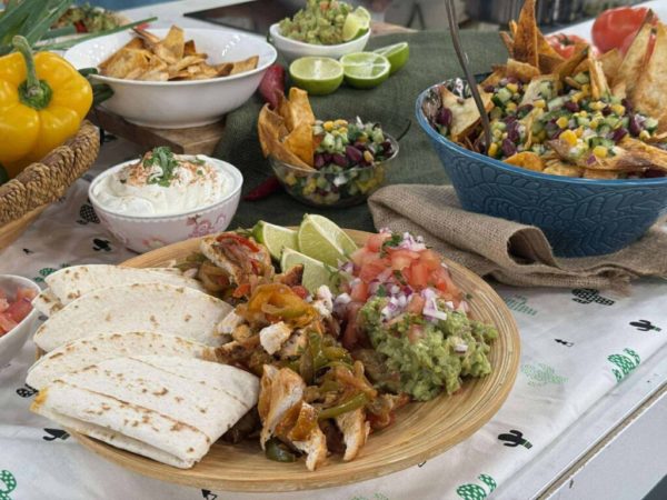 Fajitas κοτόπουλο και μεξικάνικη σαλάτα στο σπίτι