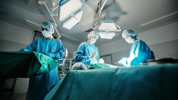 Πρωτοποριακή λαπαροσκοπική επέμβαση νευροαποσυμπίεσης δίνει ελπίδα ζωής σε ασθενή
