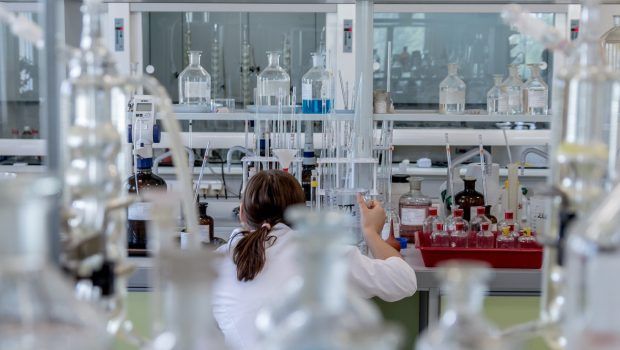 HIV: Πώς η τεχνολογία mRNA βγάζει τον ιό από την κρυψώνα του και οδηγεί σε οριστική θεραπεία