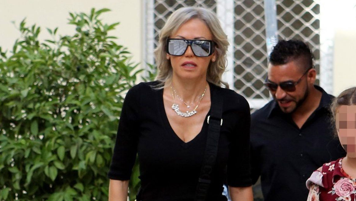 Γιάννης Φλωρινιώτης: Δυο χρόνια από τον θάνατό του – Συντετριμμένη η Άννα Φλωρινιώτη στο μνημόσυνο