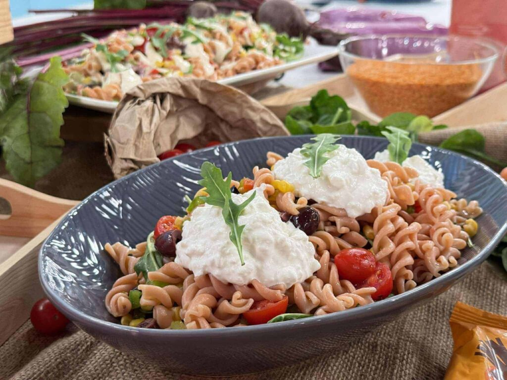 Κρύα μακαρονοσαλάτα με λαχανικά και cottage cheese
