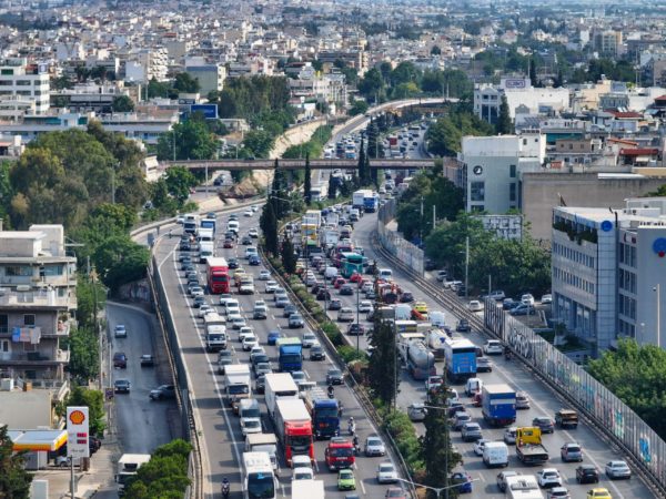 Φεύγουν με κάθε μέσο και προς πάσα κατεύθυνση οι εκδρομείς του τριημέρου