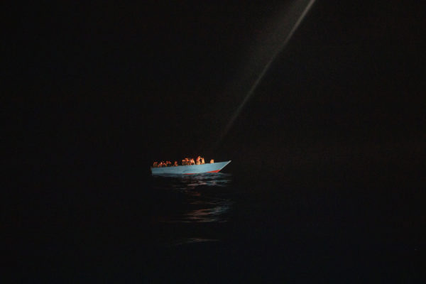 Διάσωση 54 μεταναστών από πλατφόρμα πετρελαίου στη Μεσόγειο – Μητέρα γέννησε κατά τη διάρκεια του εγκλωβισμού