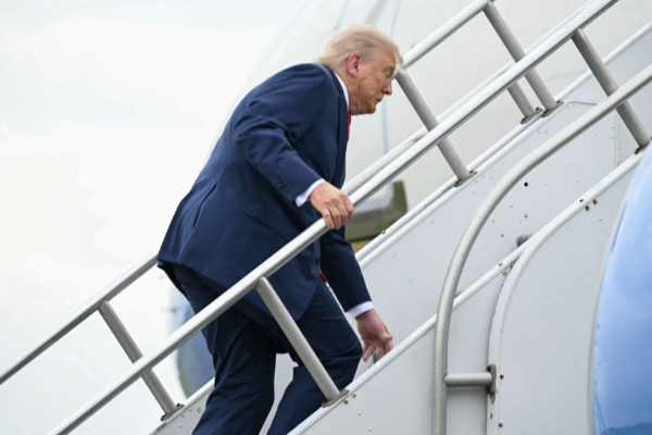 Ο Τραμπ σκόνταψε ανεβαίνοντας τη σκάλα του Air Force One