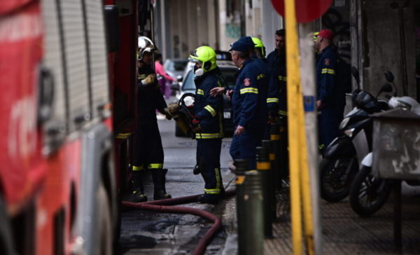 Φωτιά στη Νέα Σμύρνη – Συναγερμός στην Πυροσβεστική