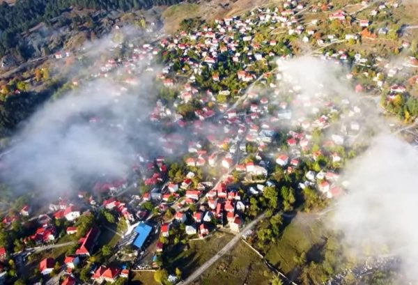 Όταν η Λάρισα φλέγεται με 40°C, εκεί έχει 10: Το πιο δροσερό μέρος της Ελλάδας που θες κουβέρτα το κατακαλόκαιρο και οι Λαρισαίοι το προτιμούν