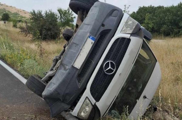 Τούμπαρε όχημα έξω από τη Λάρισα - Δείτε φωτογραφίες