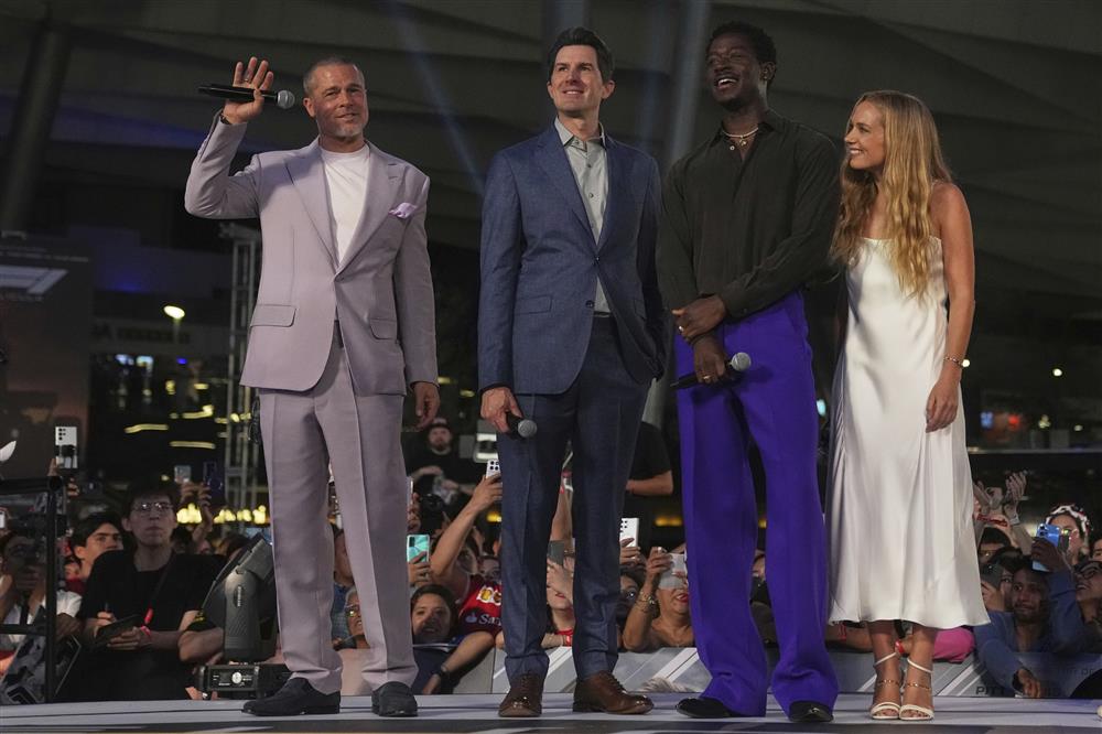 “F1”: Εντυπωσίασε στο Μεξικό το καστ της νέας ταινίας με πρωταγωνιστή τον Brad Pitt – Φωτογραφίες