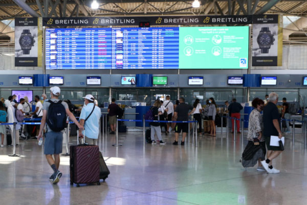 Πορτοφόλια και τσάντες λεία των τριών συλληφθέντων στο «Ελευθέριος Βενιζέλος» – Ανήλικη μεταξύ των κατηγορουμένων