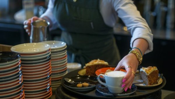 Το εκνευριστικό κόλπο πελατών που τρέλανε σερβιτόρα – Πώς προσπάθησαν να μην πληρώσουν