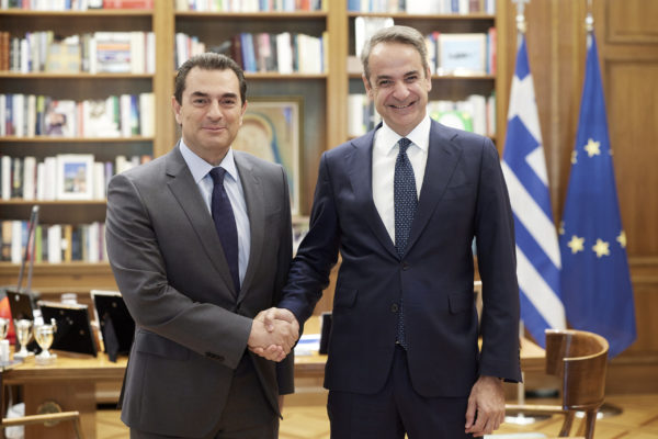 Συνάντηση Κυρ. Μητσοτάκη με τον νέο γραμματέα της ΠΕ της ΝΔ