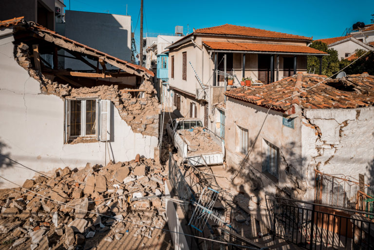 Προθεσμία δύο μηνών σε σεισμόπληκτους για αποκατάσταση των πληγέντων κτιρίων τους και στεγαστική συνδρομή