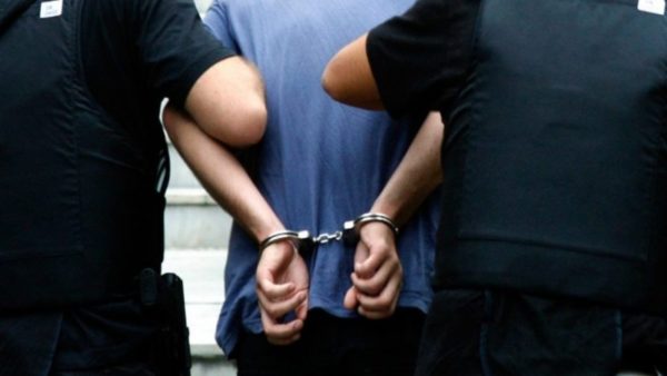 O 46χρονος Αμερικανός που συνελήφθη στη Σκιάθο φέρεται να είχε στραγγαλίσει την κόρη του – Κατηγορείται και για την απόκρυψη του πτώματος της συντρόφου του