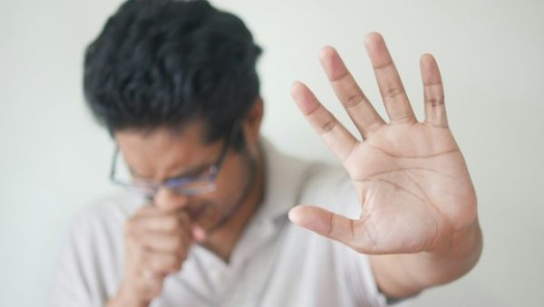Covid-19: Μια νέα παραλλαγή προκαλεί πονόλαιμο σαν «κοφτερό ξυράφι»
