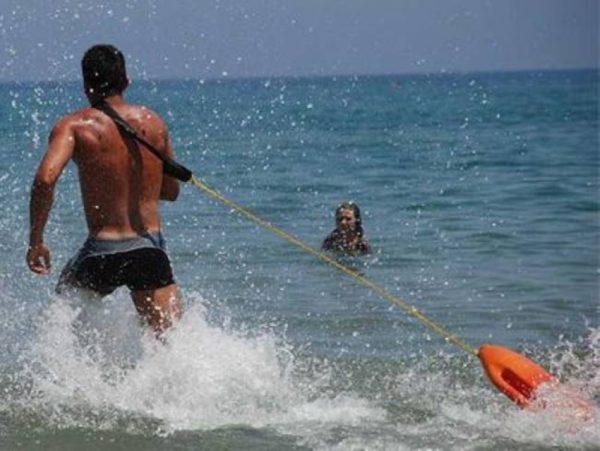 Με 22 ναυαγωσωστικούς πύργους η ακτογραμμή του Μαραθώνα