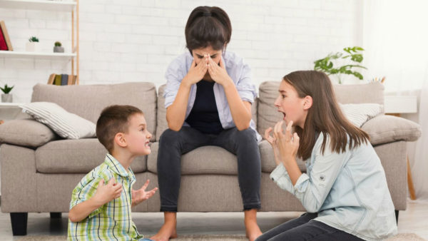 5 βήματα για να μάθεις στα παιδιά σου πώς να «μαλώνουν» με υγιή τρόπο