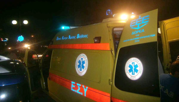 Αυτοκίνητο έπεσε σε χαντάκι στην Πεντέλη: Ένα άτομο ανασύρθηκε χωρίς τις αισθήσεις του -Τρεις τραυματίες