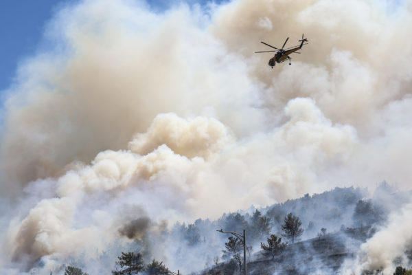 Νέο μήνυμα 112 στη Χίο για την περιοχή Ρεστά – Στη μάχη με τις φλόγες όλη νύχτα η Πυροσβεστική