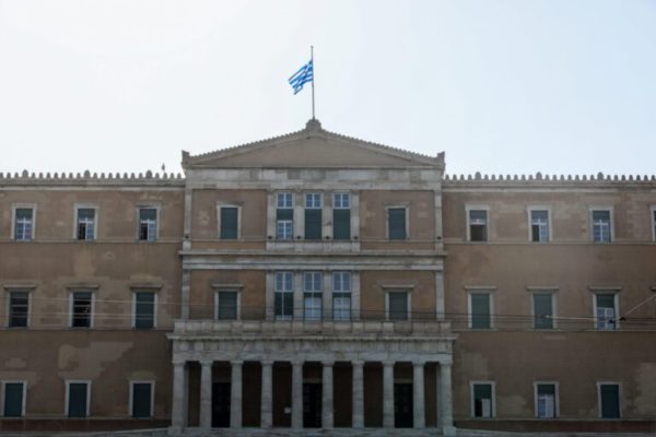 Ανησυχία της αντιπολίτευσης για την εμπλοκή των ΗΠΑ στον πόλεμο – Πρωτοβουλία αποκλιμάκωσης στην Μ. Ανατολή ζητούν Ανδρουλάκης και Φάμελλος