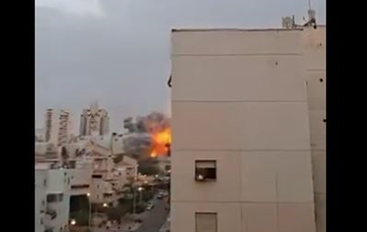 Η στιγμή που ιρανικός βαλλιστικός πύραυλος χτυπά πολυκατοικία στην Μπεερσέμπα (βίντεο)