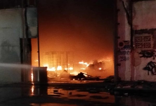 Πυρκαγιά σε επιχείρηση με υπολογιστές στον Κολωνό – Μεγάλες υλικές ζημιές