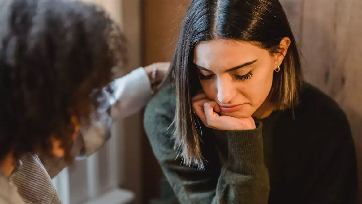 3 τρόποι να υποστηρίξεις τη φίλη σου που βρίσκεται σε τοξική σχέση