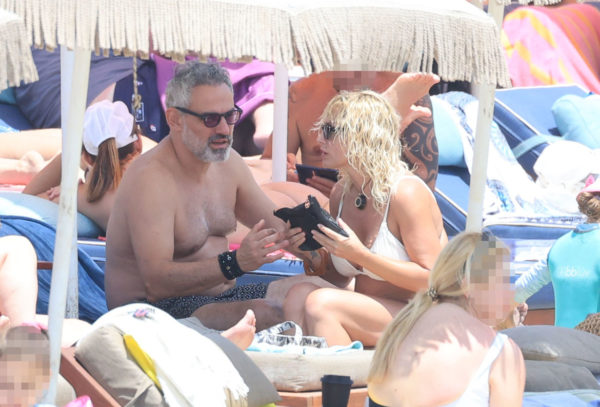 Ελεωνόρα Ζουγανέλη: Διακοπές στη Μύκονο με τον σύντροφό της, Νίκο Συρίγο – Φωτογραφίες