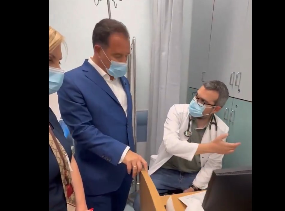 Στο «Γεώργιος Γεννηματάς» ο Αδ. Γεωργιάδης: Το «βραχιολάκι» έφερε μεγάλη διαφορά στην διαχείριση της ροής των ασθενών