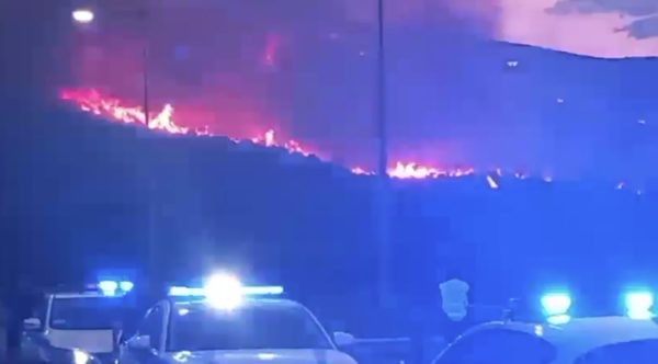 Μεγάλη φωτιά στην περιμετρική της Ναυπάκτου – Ήχησε το 112