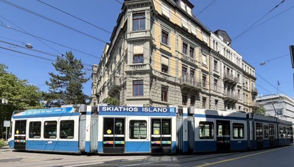 Η Σκιάθος «επιβιβάζεται» στο τραμ της Ζυρίχης – Τρίμηνη καμπάνια τουριστικής προβολής στην καρδιά της Ελβετίας