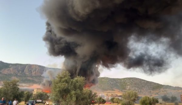 Φωτιά τώρα σε εργοστάσιο στα Μέγαρα – Συναγερμός στην Πυροσβεστική, ήχησε το «112»