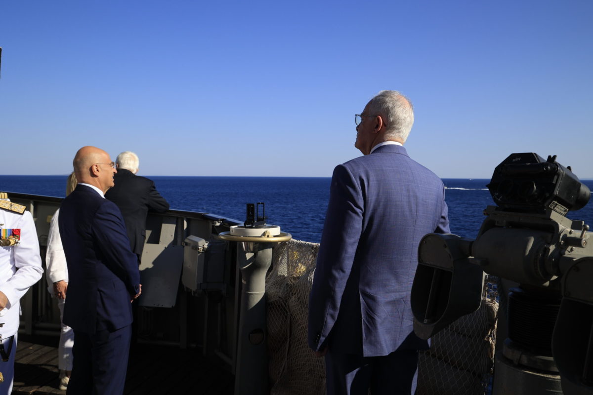 Στη φρεγάτα «Σπέτσαι» για την επιθεώρηση του Στόλου εν πλω ο Πρόεδρος της Δημοκρατίας και ο Νίκος Δένδιας