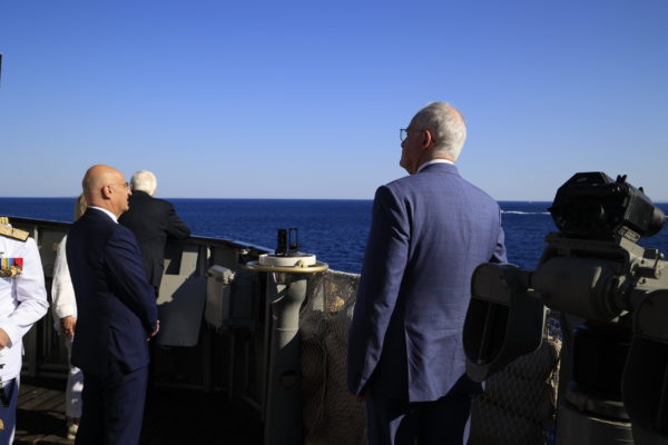 Στη φρεγάτα «Σπέτσαι» για την επιθεώρηση του Στόλου εν πλω ο Πρόεδρος της Δημοκρατίας και ο Νίκος Δένδιας