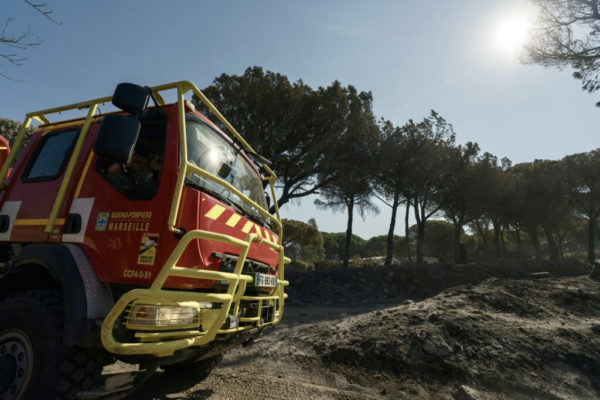 Γαλλία: Προφυλακίστηκε ο οδηγός που προκάλεσε μεγάλη δασική πυρκαγιά μεταφέροντας μια μισοσβησμένη ψησταριά