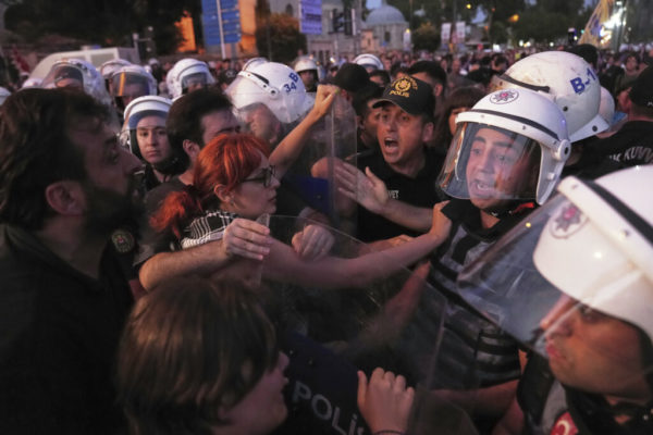 Η γερμανική κυβέρνηση εκφράζει την ανησυχία της για το κράτος δικαίου στην Τουρκία μετά την σύλληψη στελεχών του CHP στην Σμύρνη
