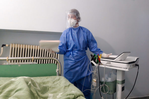 ΕΟΔΥ: Ένας θάνατος από covid-19 και 107 εισαγωγές την εβδομάδα 23-29 Ιουνίου