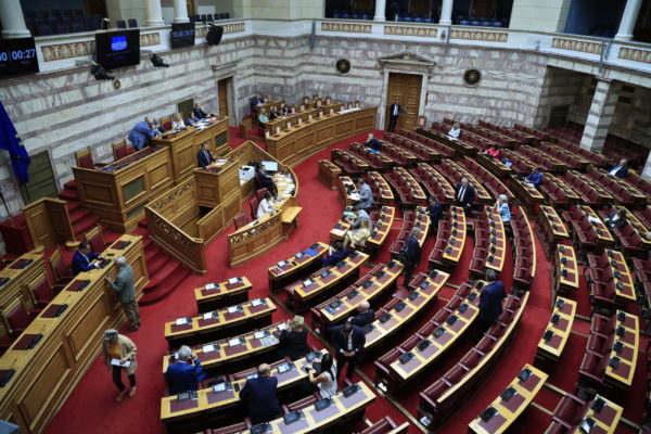 Αντιπαράθεση για τον ΟΠΕΚΕΠΕ: «Θα επιστρέψουν τα χρήματα όσοι διέσυραν τη χώρα» διαμηνύει η κυβέρνηση – Άγρια κόντρα στη Βουλή