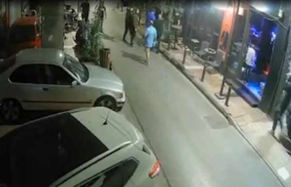 Δεκατρείς συλλήψεις ατόμων για εκβιασμούς και προστασία – Είχαν εμπλακεί σε επεισόδιο με πυροβολισμού έξω από κλαμπ στον Πειραιά