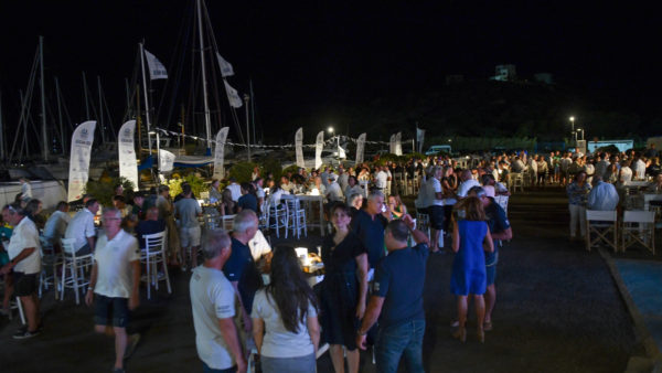 AEGEAN 600: Ζέσταμα με 25 κόμβους άνεμο και τελετή έναρξης με χρώμα ελληνικό