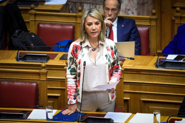 Η βουλευτής της ΝΔ, Ζέττα Μακρή κατήγγειλλε πως έπεσε θύμα εκβιασμού – Συνελήφθη γνωστός δημοσιογράφος με προσημειωμένα χαρτονομίσματα