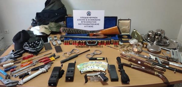 Συνελήφθησαν δύο άτομα για διάρρηξη σε οικία στη Γλυφάδα με λεία 242.000 ευρώ και 20 χρυσές λίρες
