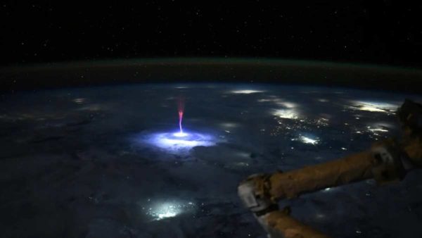 Αστροναύτης της NASA φωτογράφισε σπάνιο φωτεινό φαινόμενο πάνω από τη Γη