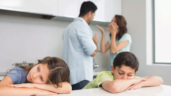 4 καθημερινές συνήθειες των γονιών που πληγώνουν τα συναισθήματα των παιδιών