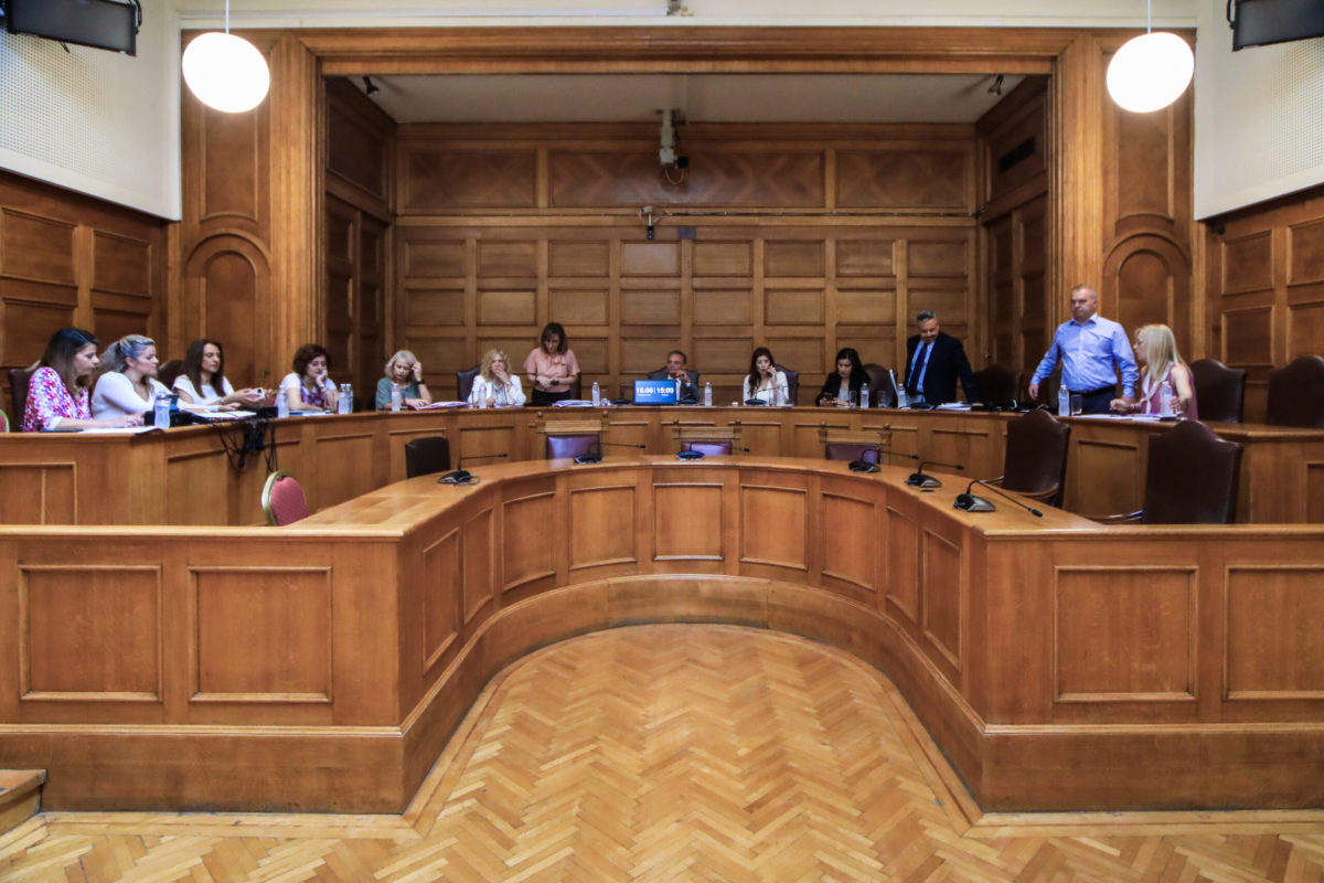 Προανακριτική για Τέμπη: Αθώος δηλώνει ο Κ. Καραμανλής, ζητά την ποινική του δίωξη – Ομοβροντία πυρών από την αντιπολίτευση