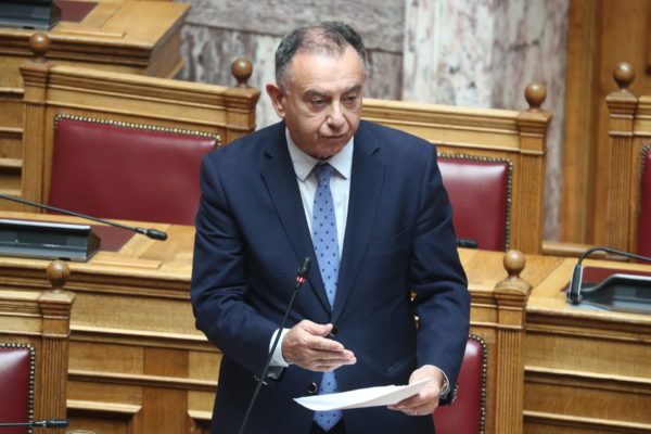 Πότε αναμένονται οι ΚΥΑ για τα φερτά υλικά και τις δενδρώδεις καλλιέργειες: Eπίκαιρη ερώτηση με αντιπαράθεση Κέλλα – Κόκκαλη στη Βουλή
