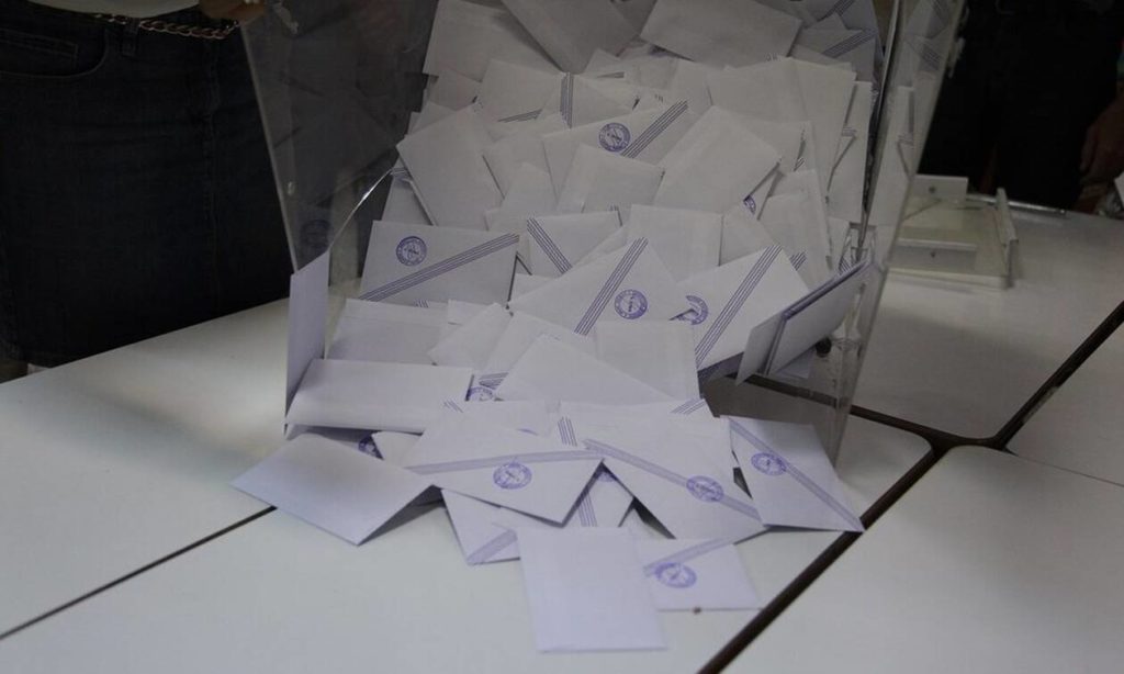 Δημοσκόπηση Opinion Poll: Σταθερό προβάδισμα της ΝΔ – «Μάχη» ΠΑΣΟΚ και Πλεύσης Ελευθερίας για τη δεύτερη θέση