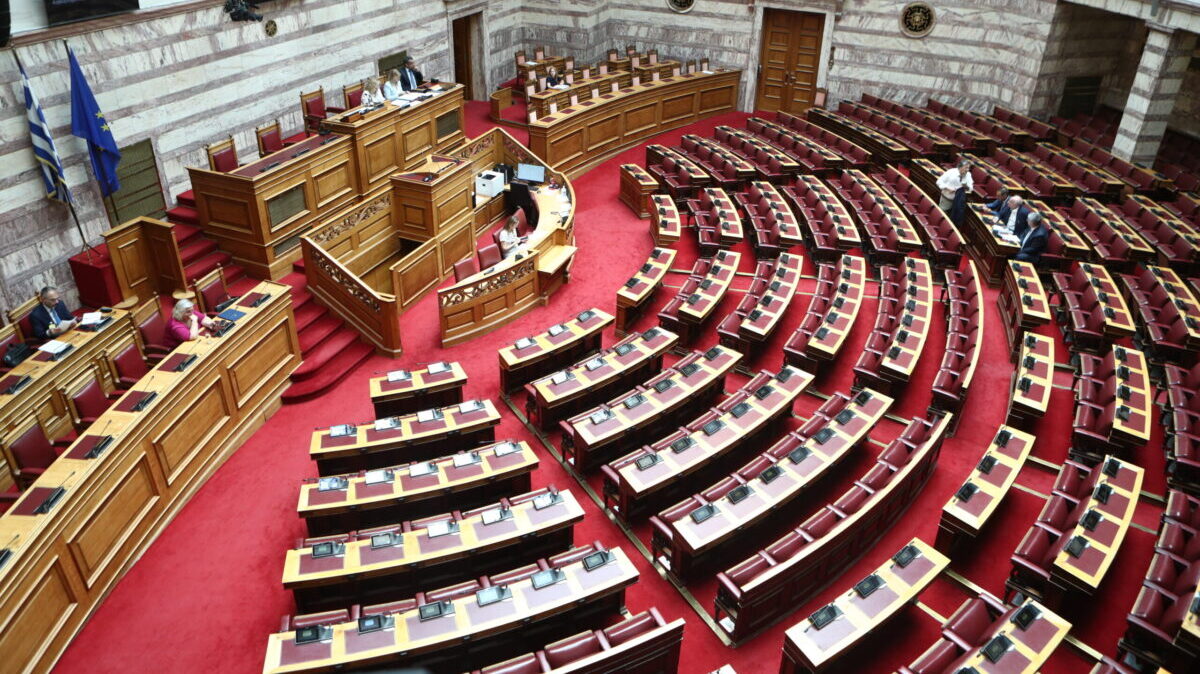 Βουλή: Ψηφίστηκε από την Επιτροπή το νομοσχέδιο του ΥΠΑΝ για τις δημόσιες συμβάσεις – Την Πέμπτη εισάγεται στην Ολομέλεια